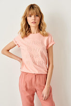 Chargez l&#39;image dans la visionneuse de la galerie, Trendyol Roze Gedrukt Basic Breien &quot;Natuur Is Mijn Favoriete Designer&quot; Kawaii Vrouwen Katoenen T-shirt TWOSS19VG0149
