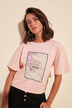 Load image into Gallery viewer, Trendyol Vrouwen Katoenen T-shirt Print Gedetailleerde Vriendje Tops Vrouwen Gebreide Tshirt TWOSS20TS0231
